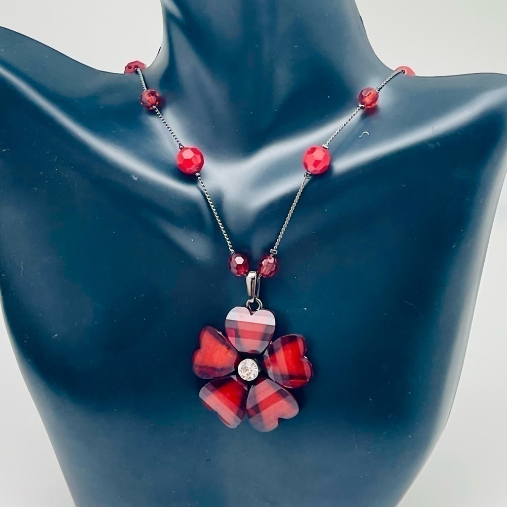 Red and black hearts Desígn‎ a flower statement necklace
